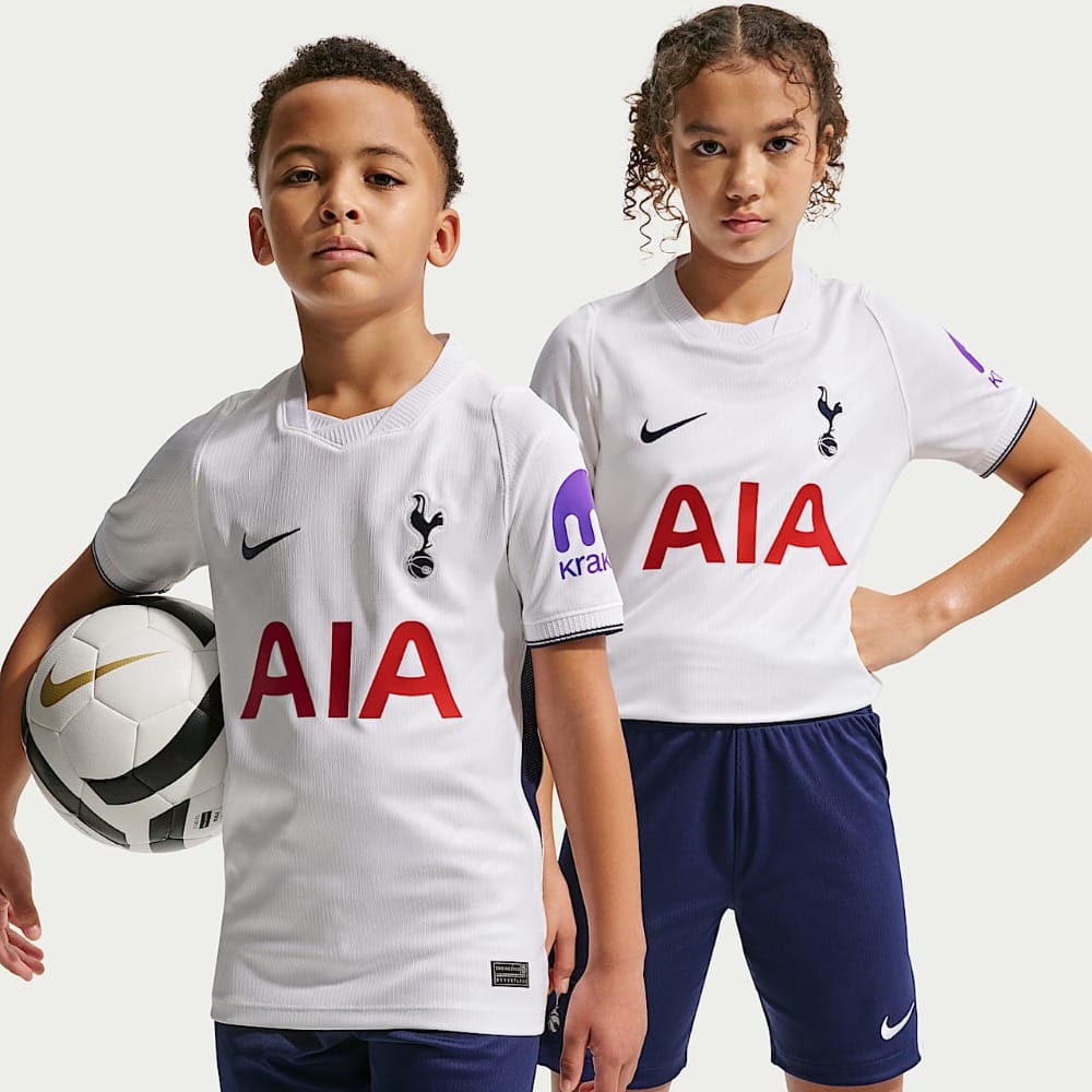 Equipación Niño Tottenham 2026/27 Equipación de niño del Tottenham Hotspur FC para la temporada 2026/27. Conjunto de la primera equipación con camiseta y pantalón.