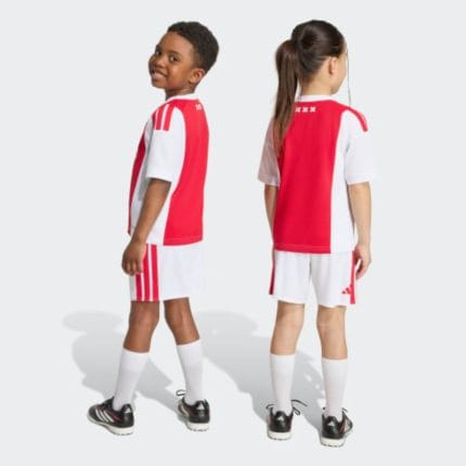 Primera equipación de fútbol para niños del Ajax de la temporada 2026/2027. Conjunto de camiseta y pantalón corto oficial.