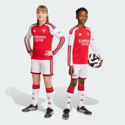 Equipación completa para niños del Arsenal FC para la temporada 26/27. Primera equipación con camiseta roja y pantalón corto.