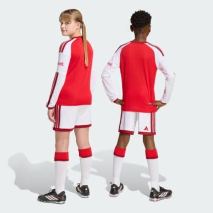 Equipación completa para niños del Arsenal FC para la temporada 26/27. Primera equipación con camiseta roja y pantalón corto.