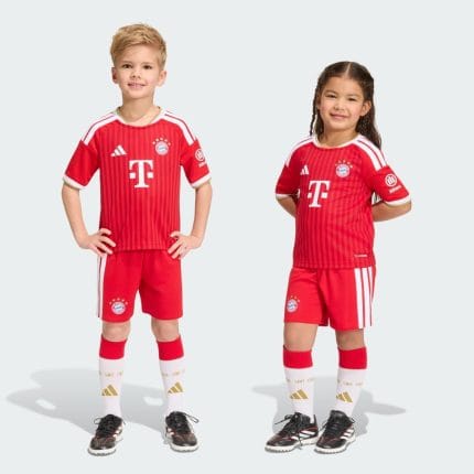Primera equipación de fútbol para niños del Bayer Munich temporada 26/27. Incluye camiseta y pantalón corto oficiales.