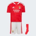 Primera equipación oficial para niños del SL Benfica para la temporada 2026/2027. Kit completo de camiseta y pantalón rojo.