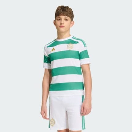 Kit de primera equipación para niños del Celtic FC temporada 2026/2027. Incluye camiseta de rayas verdes y blancas, y pantalón.