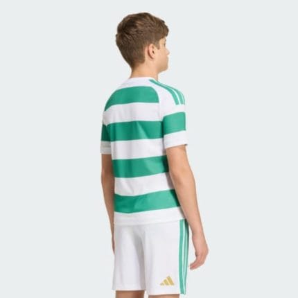 Kit de primera equipación para niños del Celtic FC temporada 2026/2027. Incluye camiseta de rayas verdes y blancas, y pantalón.