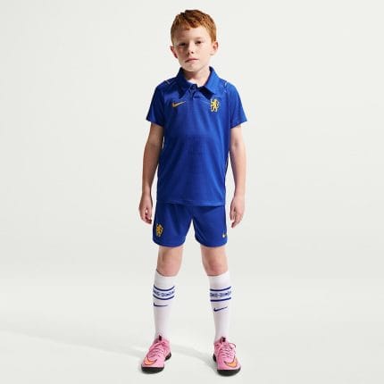 Conjunto de la primera equipación para niños del Chelsea FC 2026, mostrando la camiseta azul oficial y el pantalón corto a juego.