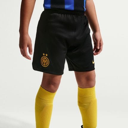 Equipación de fútbol para niños del Inter de Milán 2026/27. Primera equipación oficial compuesta por camiseta y pantalón corto.