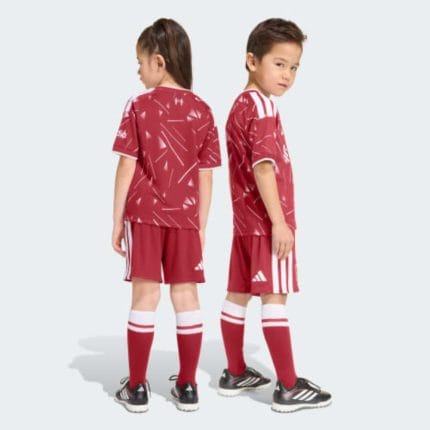 Equipación de fútbol para niños del Liverpool FC, primera equipación para la temporada 2026-2027. Camiseta y pantalón rojos.