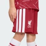 Equipación de fútbol para niños del Liverpool FC, primera equipación para la temporada 2026-2027. Camiseta y pantalón rojos.