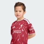 Equipación de fútbol para niños del Liverpool FC, primera equipación para la temporada 2026-2027. Camiseta y pantalón rojos.