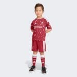 Equipación de fútbol para niños del Liverpool FC, primera equipación para la temporada 2026-2027. Camiseta y pantalón rojos.