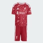 Equipación de fútbol para niños del Liverpool FC, primera equipación para la temporada 2026-2027. Camiseta y pantalón rojos.