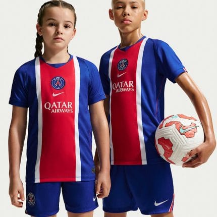 Primera equipación de fútbol para niños del Paris Saint-Germain, temporada 26/27. Incluye camiseta y pantalón corto oficiales.