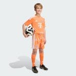 Equipación de portero para niños del Bayer Munich para la temporada 2026-2027. Camiseta y pantalón corto oficiales.