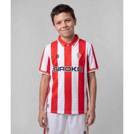 Primera equipación para niños del Sporting de Gijón temporada 26/27. Incluye camiseta y pantalón rojiblancos oficiales.