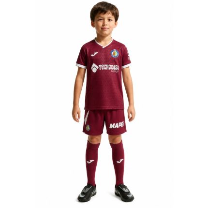 Segunda equipación completa del Getafe CF para niño, temporada 2027. Vista frontal de la camiseta y el pantalón de visitante.