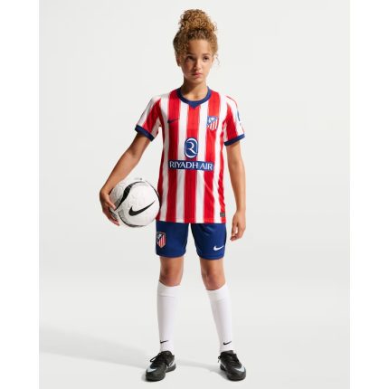 Conjunto infantil del Atlético de Madrid 2027, primera equipación. Camiseta y pantalón rojiblancos para los jóvenes fans.