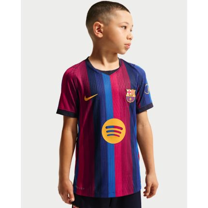 Equipación local del Barcelona para niño 2027. El conjunto blaugrana oficial para los culés más pequeños.