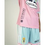 Segunda equipación de fútbol del Real Oviedo para niños de la temporada 2026/27. Conjunto oficial de camiseta y pantalón.