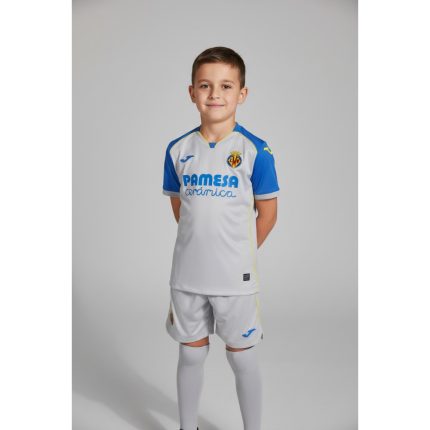 Foto de la segunda equipación de fútbol del Villarreal CF para niños, correspondiente a la temporada 2026-27. Kit completo.