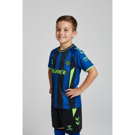 Tercera equipación oficial del Real Betis Balompié para niños de la temporada 2026/27. Conjunto de camiseta y pantalón.