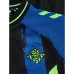 Tercera equipación oficial del Real Betis Balompié para niños de la temporada 2026/27. Conjunto de camiseta y pantalón.