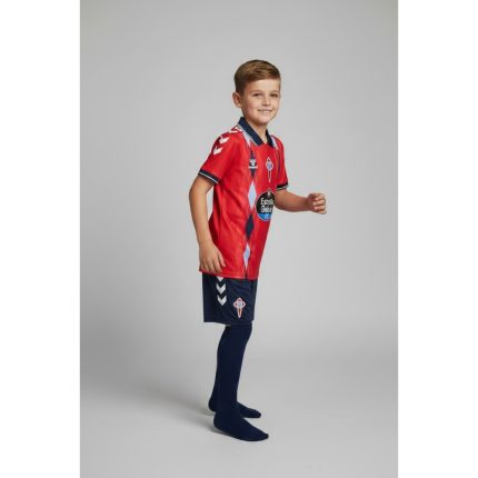 Tercera equipación para niños del Celta de Vigo para la temporada 2026-2027. Conjunto de camiseta y pantalón corto oficial.