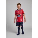Tercera equipación para niños del Celta de Vigo para la temporada 2026-2027. Conjunto de camiseta y pantalón corto oficial.