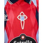 Tercera equipación para niños del Celta de Vigo para la temporada 2026-2027. Conjunto de camiseta y pantalón corto oficial.