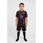 Tercera equipación del Málaga CF para niños de la temporada 2026/27. Camiseta y pantalón de fútbol infantil del Málaga.