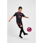 Tercera equipación del Málaga CF para niños de la temporada 2026/27. Camiseta y pantalón de fútbol infantil del Málaga.
