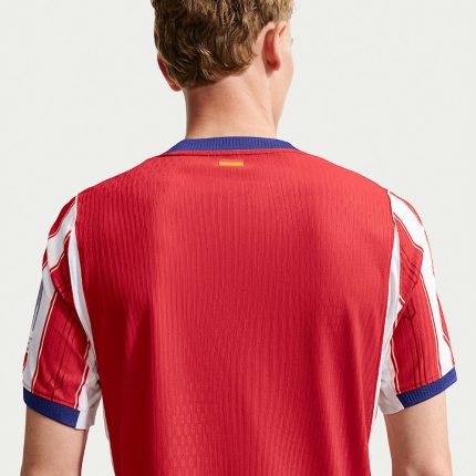 Camiseta primera equipación Atlético de Madrid 26/27, versión jugador para adulto. Diseño oficial rojiblanco de la temporada.
