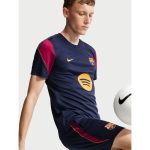 Vista frontal de la camiseta de entrenamiento del FC Barcelona para la temporada 2026-2027. Diseño oficial con escudo del club.