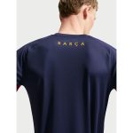 Vista frontal de la camiseta de entrenamiento del FC Barcelona para la temporada 2026-2027. Diseño oficial con escudo del club.