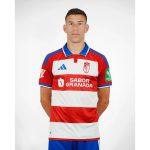 Camiseta de fútbol del Granada CF para la temporada 2026-2027. Primera equipación oficial para adulto en rojo y blanco.