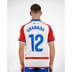 Camiseta de fútbol del Granada CF para la temporada 2026-2027. Primera equipación oficial para adulto en rojo y blanco.