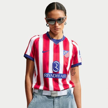 Camiseta de mujer de la primera equipación del Atlético de Madrid para la temporada 2026/2027. Producto oficial.
