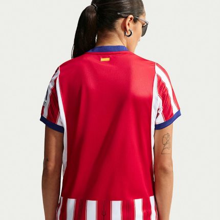 Camiseta de mujer de la primera equipación del Atlético de Madrid para la temporada 2026/2027. Producto oficial.