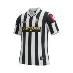 Camiseta retro Juventus 2001/02 Primera Equipación — vista frontal en maniquí