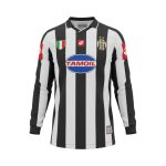 Camiseta retro Juventus 2002/03 primera equipación manga larga — vista frontal en maniquí