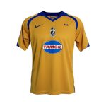 Camiseta retro Juventus 2005/06 tercera equipación amarilla y azul — vista frontal en maniquí