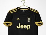 Camiseta retro Juventus 2015/16 tercera equipación negra y dorada — foto 4