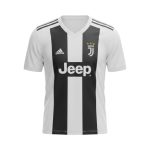 Camiseta retro Juventus 2018/19 primera equipación, rayas blancas y negras, logo Adidas y sponsor Jeep. — vista frontal en maniquí
