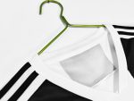 Camiseta retro Juventus 2018/19 primera equipación, rayas blancas y negras, logo Adidas y sponsor Jeep. — foto 6