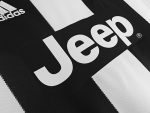 Camiseta retro Juventus 2018/19 primera equipación, rayas blancas y negras, logo Adidas y sponsor Jeep. — foto 8
