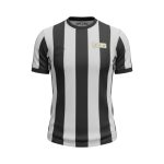 Camiseta retro Juventus diseño homenaje 120 aniversario, rayas blanquinegras, manga corta. — vista frontal en maniquí