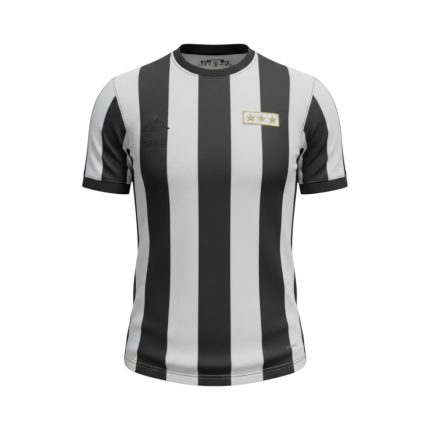 Camiseta retro Juventus diseño homenaje 120 aniversario, rayas blanquinegras, manga corta. — vista frontal en maniquí