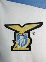 Camiseta retro Lazio 1999/00 tercera equipación blanca con detalles celestes y amarillos. — foto 4