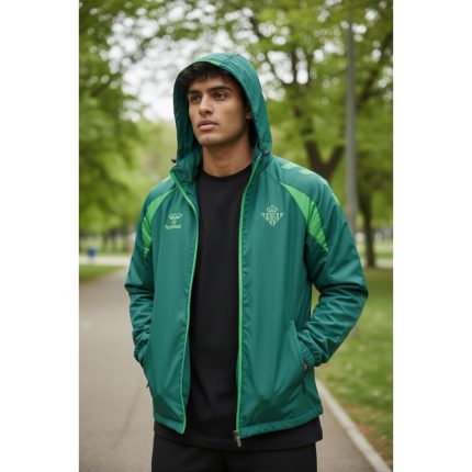 Chaqueta Cortavientos del Real Betis 2027 para adulto. Prenda oficial de color verde con el escudo del club bordado.