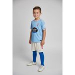 Primera equipación oficial del Celta de Vigo para niños, temporada 26/27. Conjunto de camiseta y pantalón celestes.