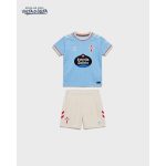Primera equipación oficial del Celta de Vigo para niños, temporada 26/27. Conjunto de camiseta y pantalón celestes.